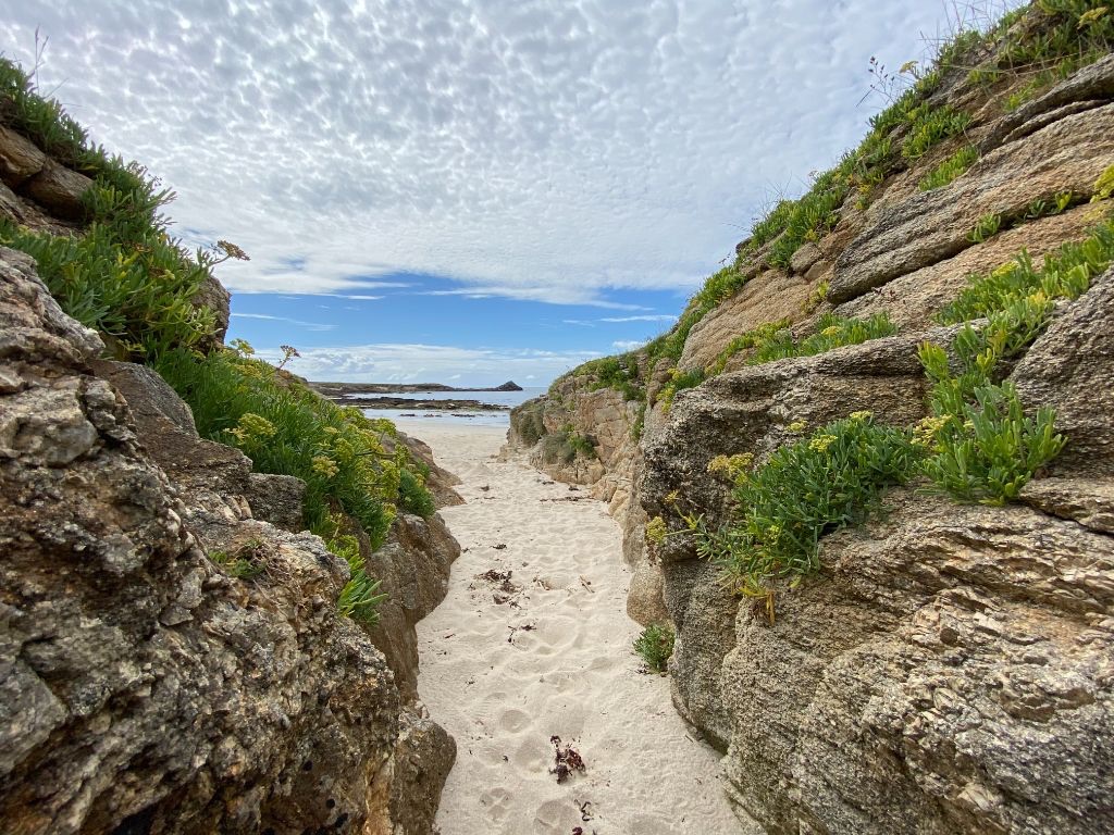 Passage de sable entre les rochers à Hoëdic