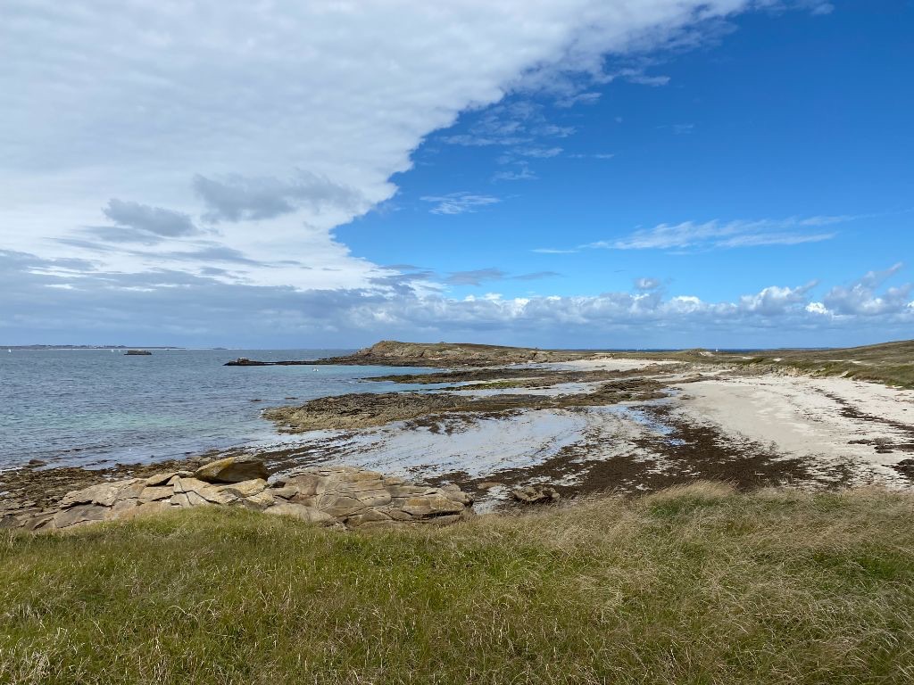 Large rivage de Hoëdic sous un grand ciel